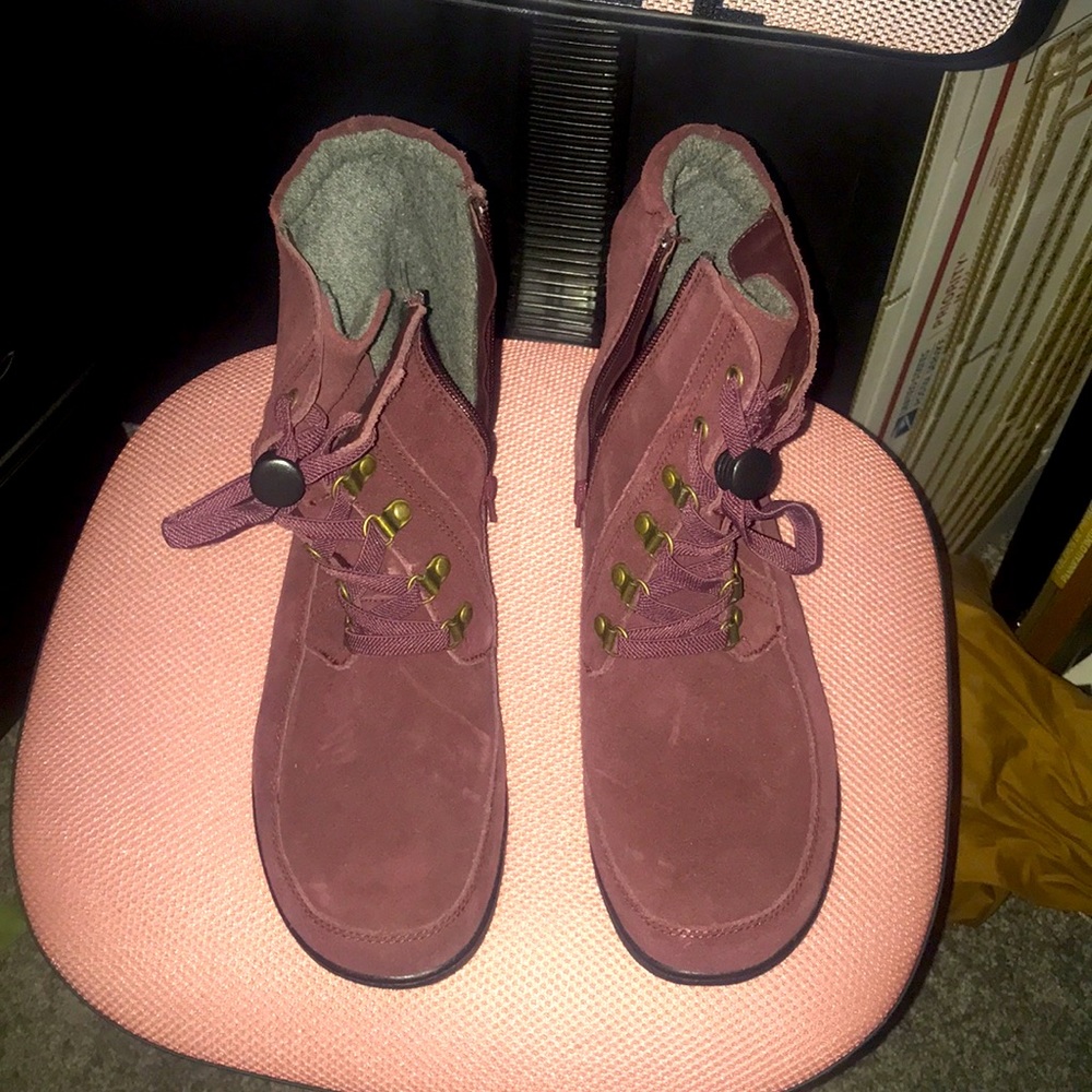 Clarks Genuine Leather/Suede boots lined with wool. FYI: Not Free, as in pic’s.